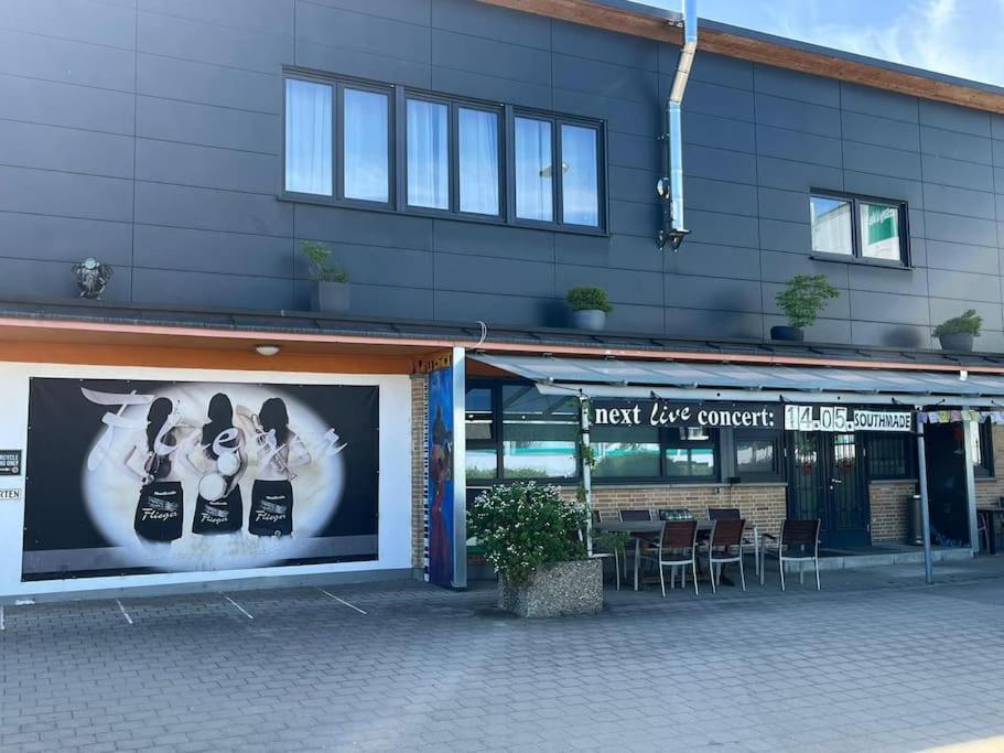 Musikbuehne Flieger - Das Konzept - Loften In Einer Kneipe Tettnang Exterior foto