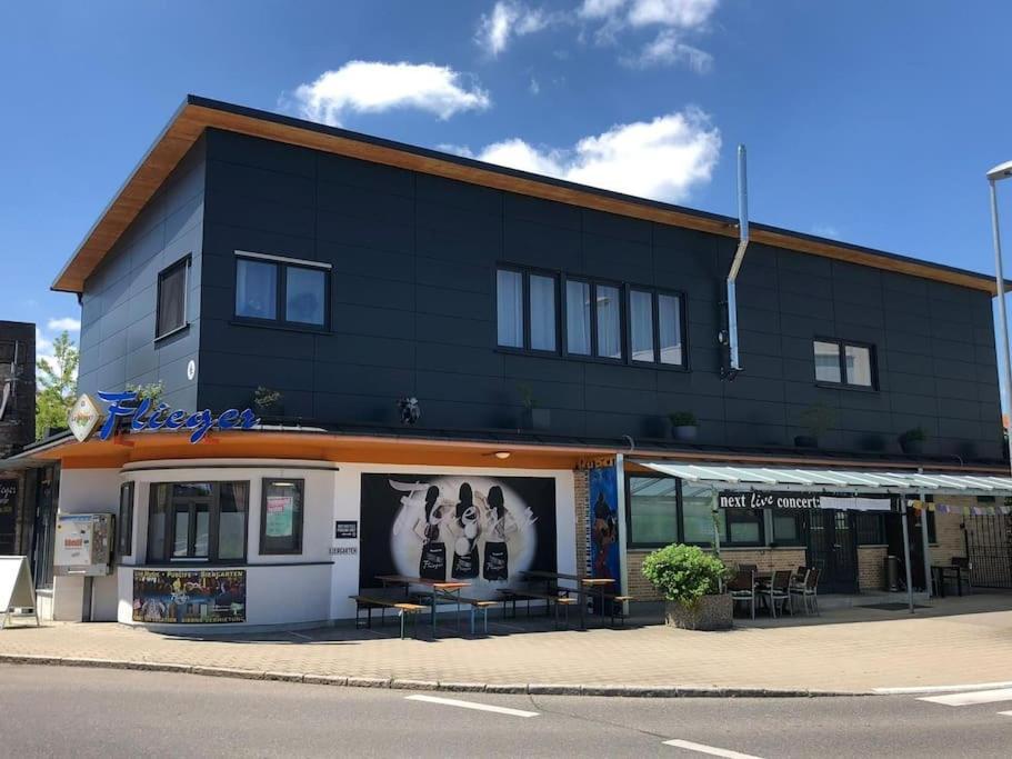 Musikbuehne Flieger - Das Konzept - Loften In Einer Kneipe Tettnang Exterior foto