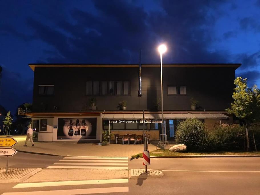 Musikbuehne Flieger - Das Konzept - Loften In Einer Kneipe Tettnang Exterior foto